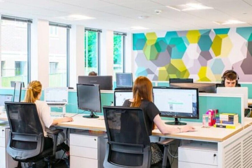 282 Farnborough Rd, Farnborough à louer - Photo du bâtiment - Image 2 de 4