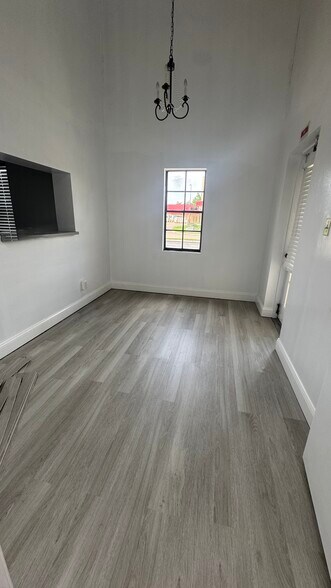 1684 N Belcher Rd, Clearwater, FL à louer - Photo du bâtiment - Image 3 de 10