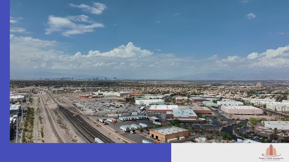 60 Corporate Park Dr, Henderson, NV à louer - Vidéo sur l’inscription commerciale - Image 2 de 15