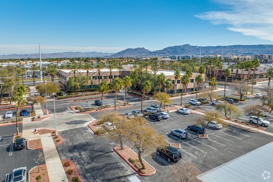 701 N Green Valley Pky, Henderson, NV à vendre - Photo du bâtiment - Image 2 de 18