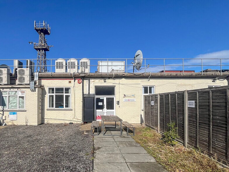 1 Cobbett Hill Rd, Normandy à louer - Photo du bâtiment - Image 2 de 2