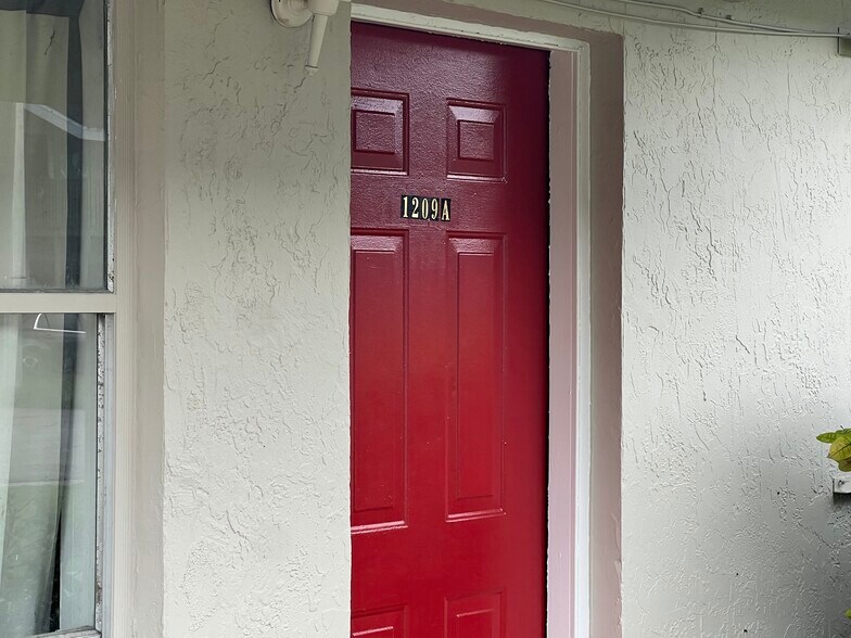 1207 NE 1st Ave, Homestead, FL à vendre - Photo du bâtiment - Image 3 de 10