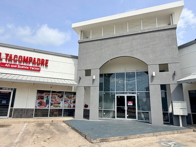 5920 Bellaire Blvd, Houston, TX à louer - Photo du bâtiment - Image 1 de 2
