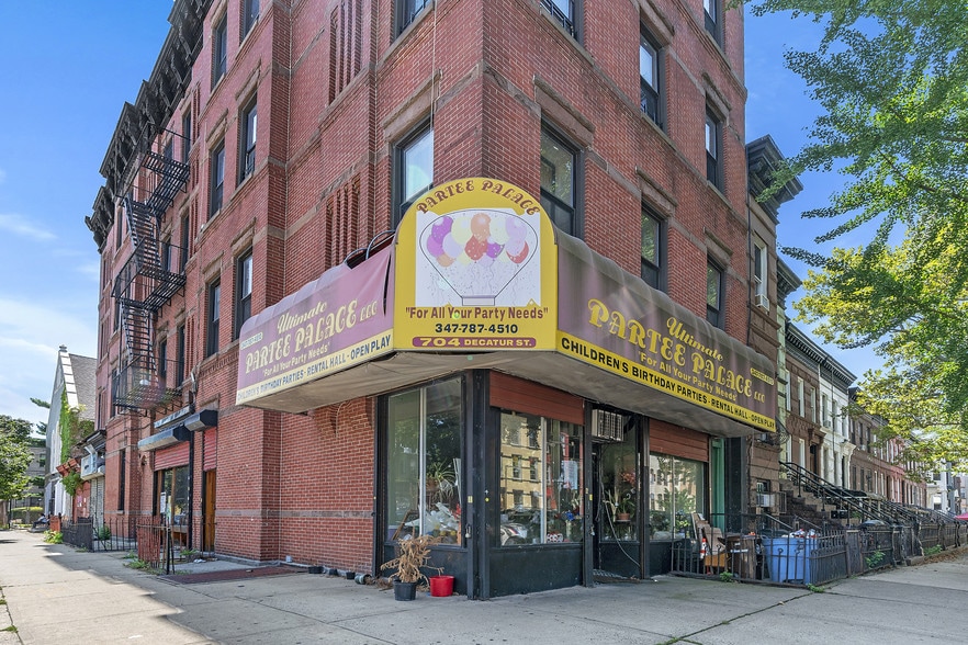 704 Decatur St, Brooklyn, NY à louer - Photo du bâtiment - Image 3 de 3