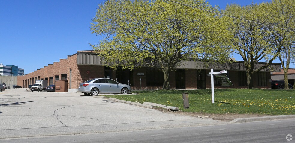 1730 McPherson Ct, Pickering, ON à vendre - Photo du bâtiment - Image 3 de 7
