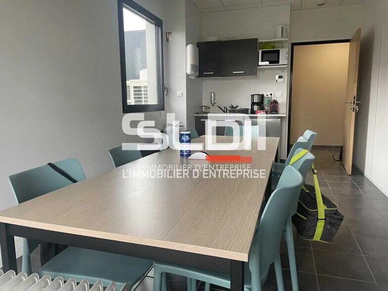 Office in Saint-Priest for lease - Building Photo - Image 3 of 7