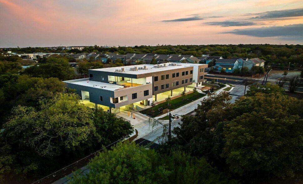 5515 Humming Bird Ln, Austin, TX à vendre - Photo du bâtiment - Image 1 de 22