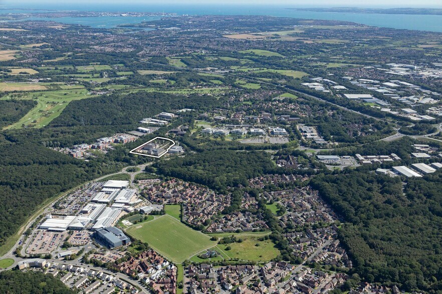 Bureau dans Fareham à louer - Photo du bâtiment - Image 3 de 19