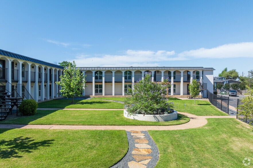 1101 Clayton Ln, Austin, TX à vendre - Photo du bâtiment - Image 2 de 9