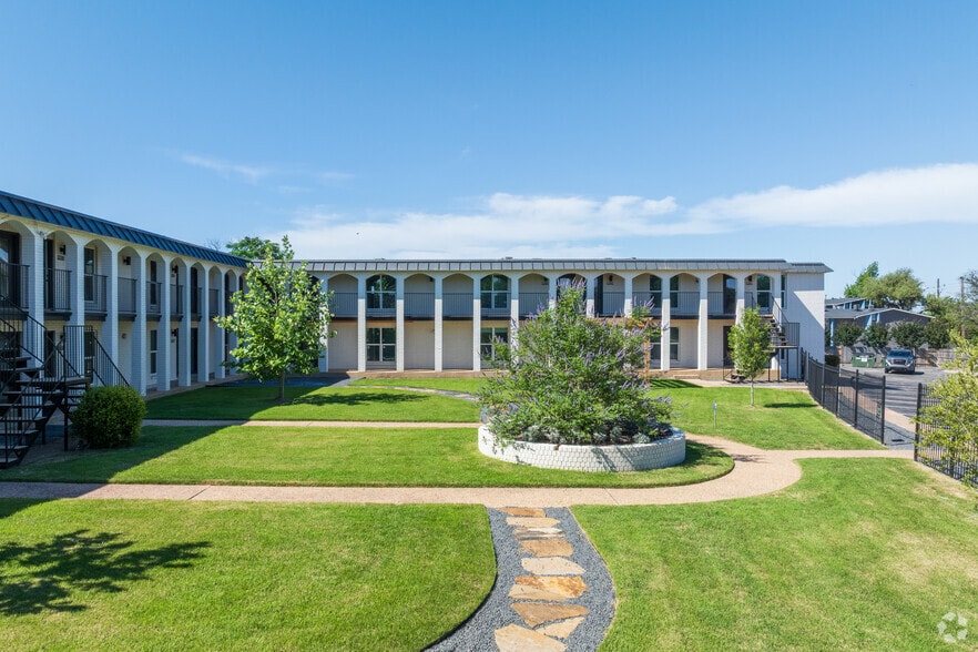 Adelynn & Vivien at Mueller portfolio of 2 properties for sale on LoopNet.ca - Building Photo - Image 3 of 16