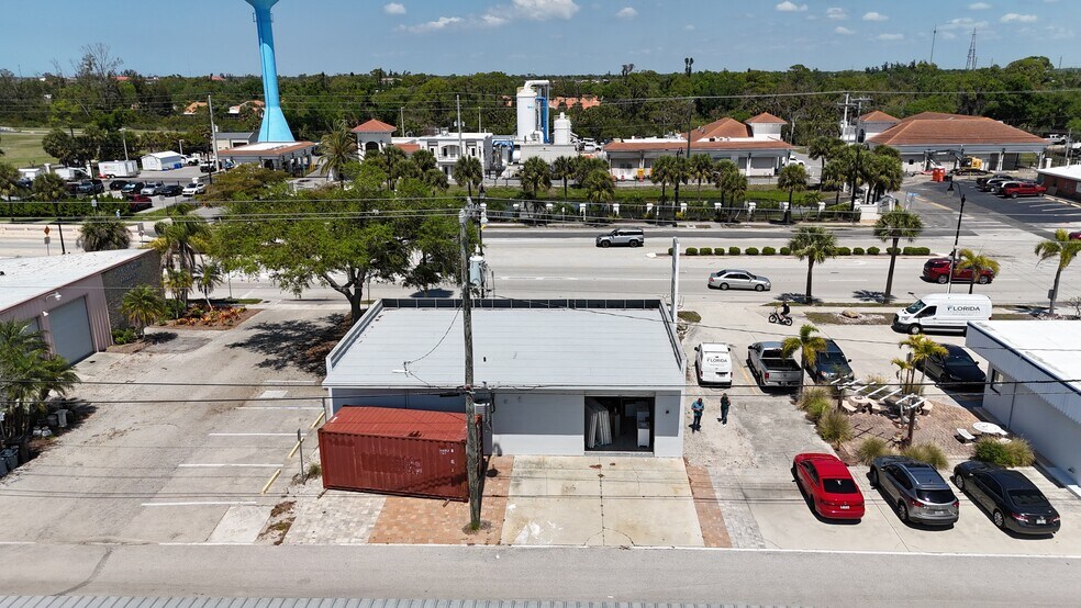 448 E Venice Ave, Venice, FL à louer - Photo du bâtiment - Image 3 de 12