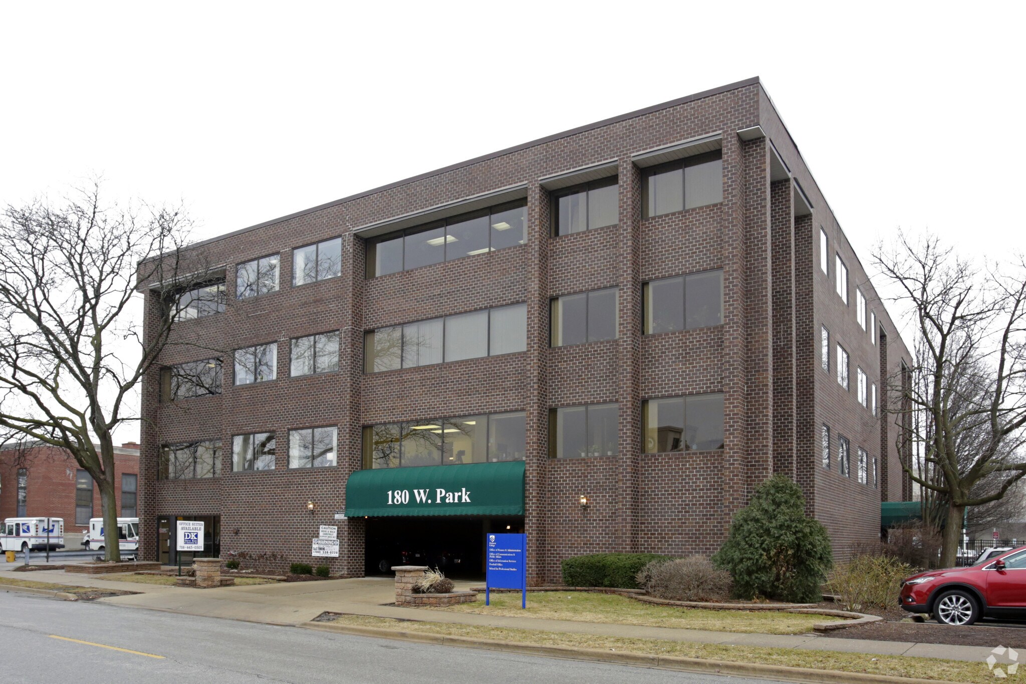 180 W Park Ave, Elmhurst, IL à louer Photo du bâtiment- Image 1 de 4