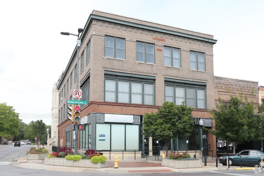 945 Massachusetts St, Lawrence, KS for lease - Building Photo - Image 3 of 4