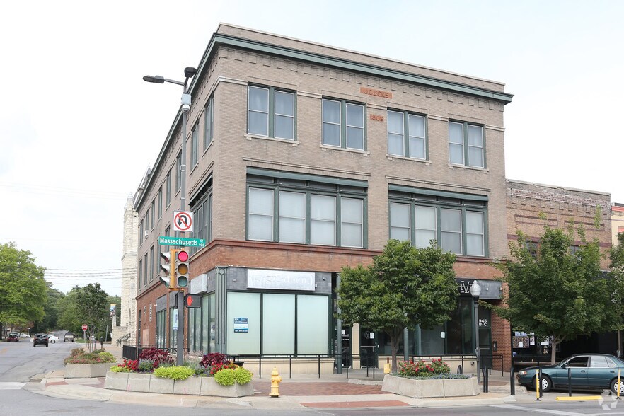 945 Massachusetts St, Lawrence, KS à louer - Photo du bâtiment - Image 3 de 4