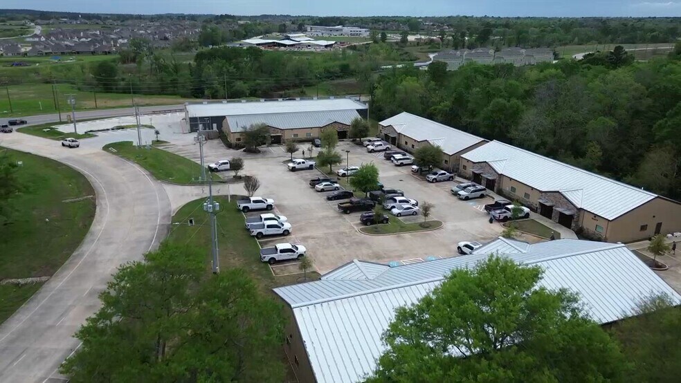 15349 Summit Park Dr, Montgomery, TX à louer - Vidéo sur l’inscription commerciale - Image 2 de 39