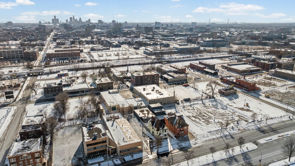 3003 E Grand Blvd, Detroit, MI for lease - Building Photo - Image 3 of 27