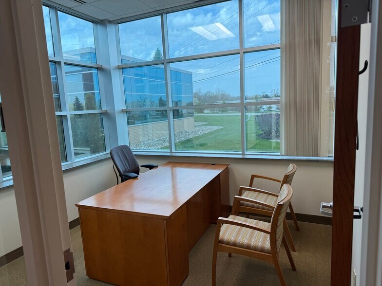 8235 N Holly Rd, Grand Blanc, MI à louer - Photo intérieure - Image 2 de 18