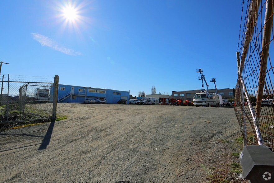 3270 Tennyson Ave, Saanich, BC à louer - Photo du bâtiment - Image 2 de 2