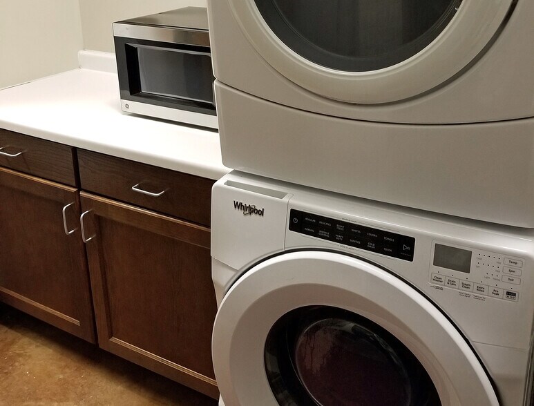 913 Burlington Ave, Bismarck, ND for lease - Interior Photo - Image 3 of 5