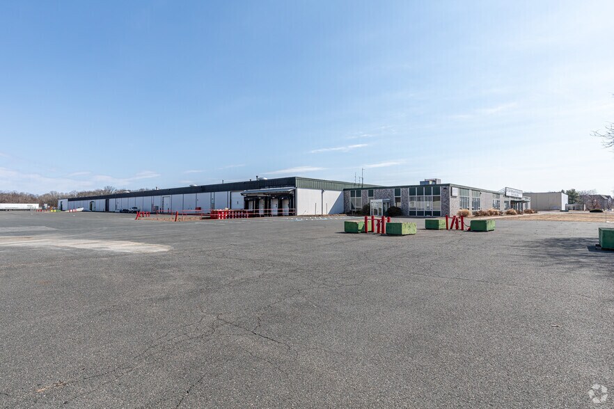 295 Ella Grasso Tpke, Windsor Locks, CT à louer - Photo du bâtiment - Image 1 de 8