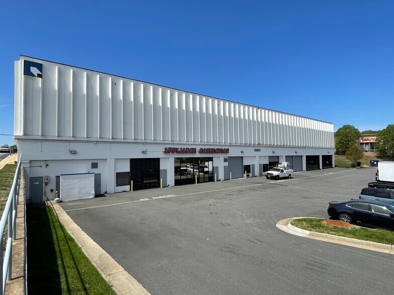 13851 Telegraph Rd, Woodbridge, VA à louer - Photo du bâtiment - Image 2 de 3
