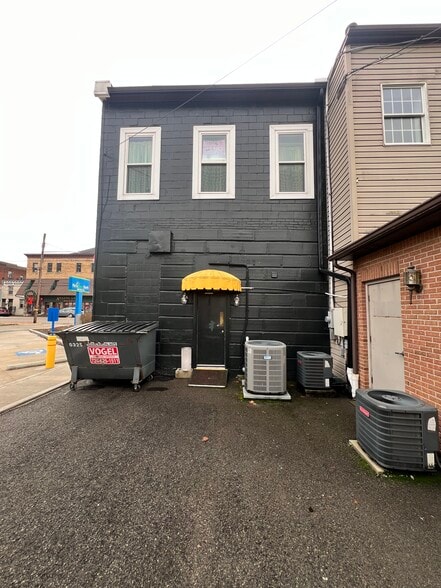 223 E Main St, Evans City, PA à vendre - Photo du bâtiment - Image 3 de 13