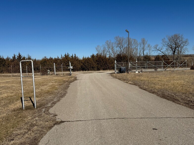 3913 SW 10th St, El Dorado, KS à vendre - Photo du bâtiment - Image 3 de 11