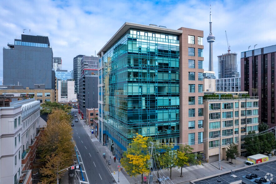 477 Richmond St W, Toronto, ON à louer - Photo du bâtiment - Image 2 de 6
