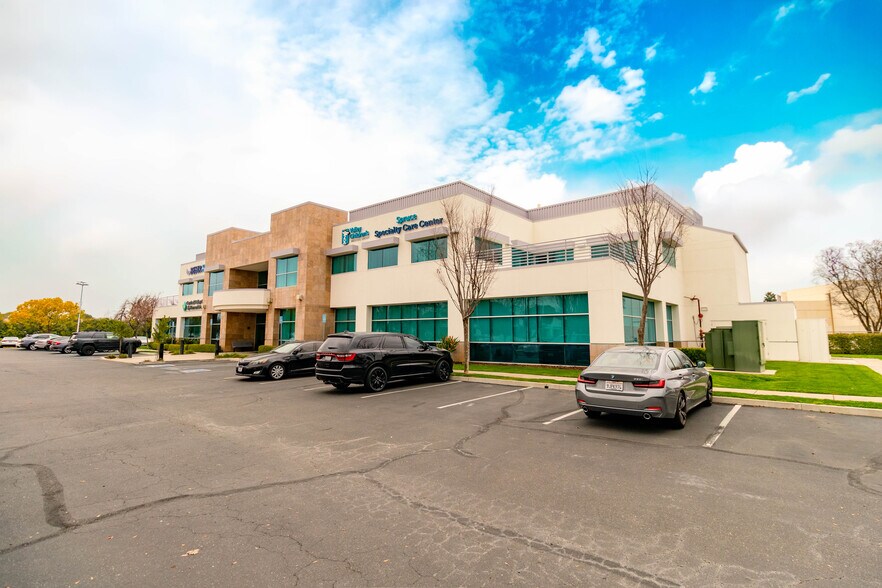 1125 E Spruce Ave, Fresno, CA à louer - Photo du bâtiment - Image 3 de 10
