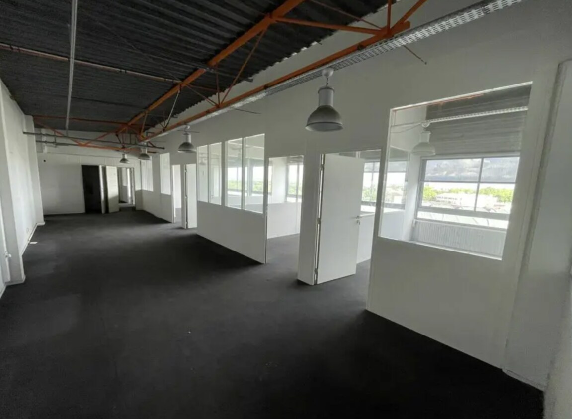 Industrial in Pantin for lease Interior Photo- Image 1 of 3