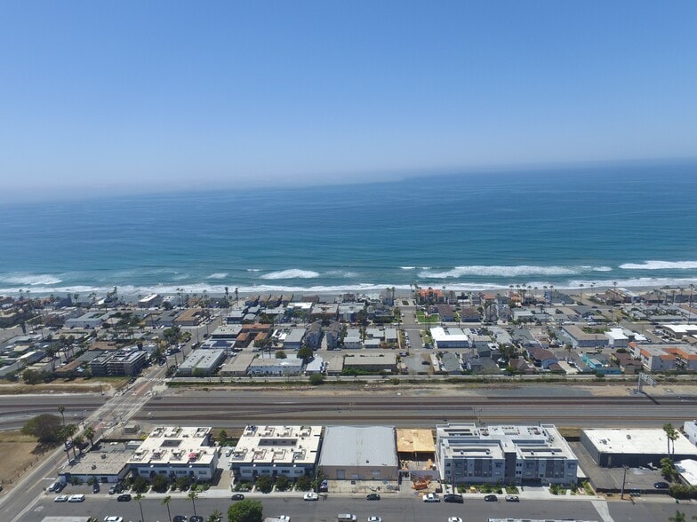 1121-1123 S Cleveland St, Oceanside, CA for lease - Primary Photo - Image 1 of 3