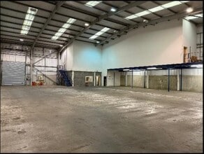 Thomas Rd, Crayford à louer Photo intérieure- Image 1 de 3