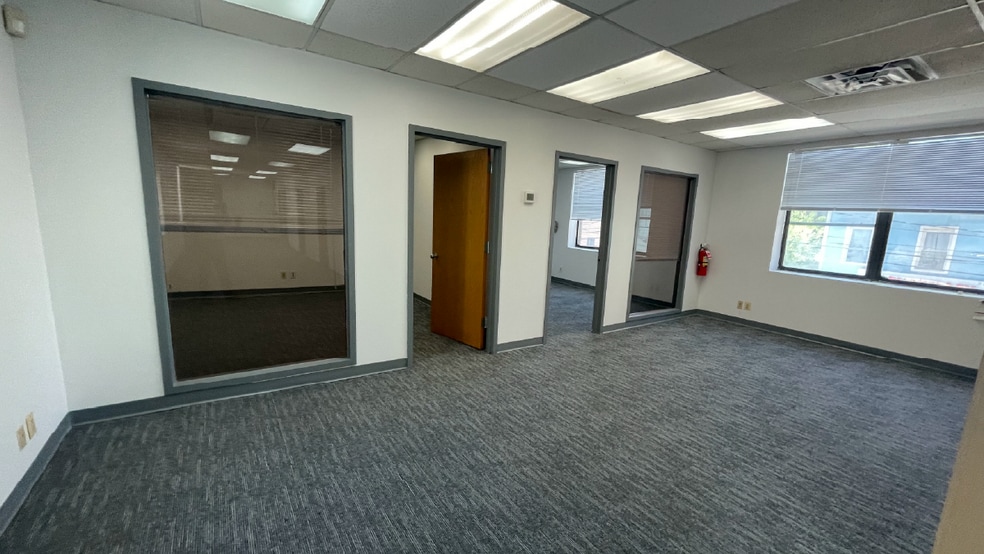 3915 29th St, Long Island City, NY for lease - Interior Photo - Image 3 of 4