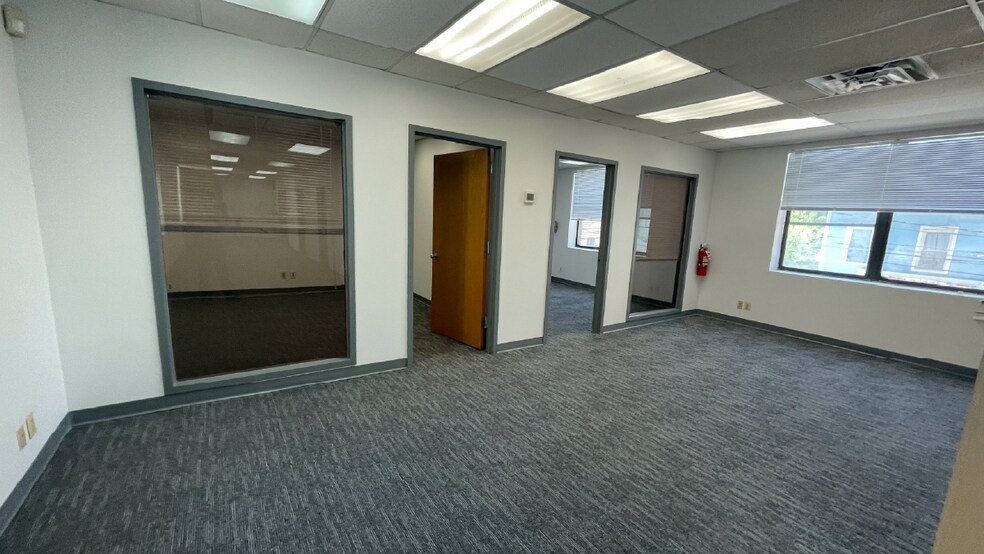 3915 29th St, Long Island City, NY à louer - Photo intérieure - Image 3 de 4