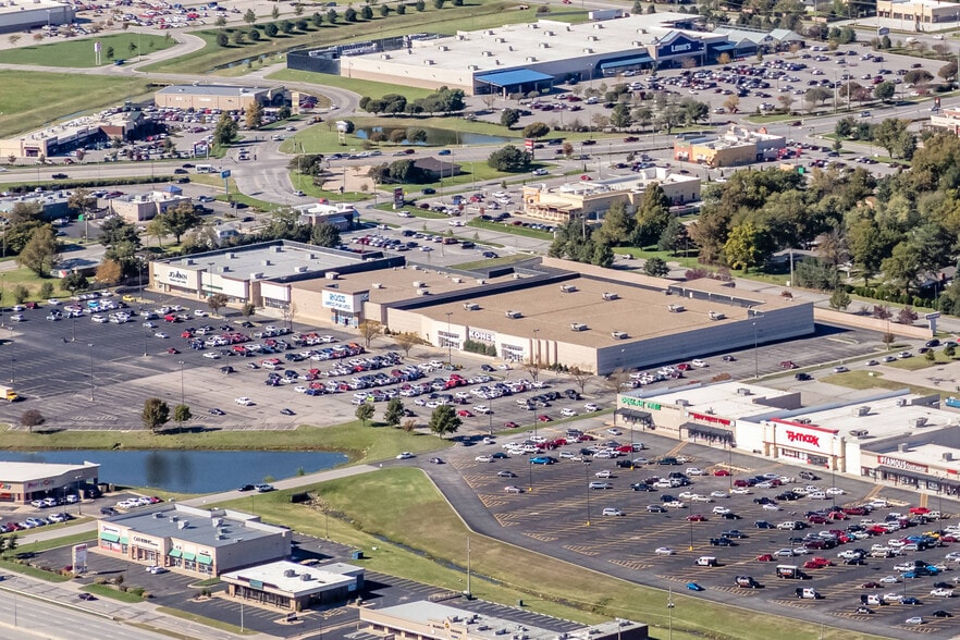 6920-6930 W Kellogg Dr, Wichita, KS à louer - Photo du bâtiment - Image 1 de 32