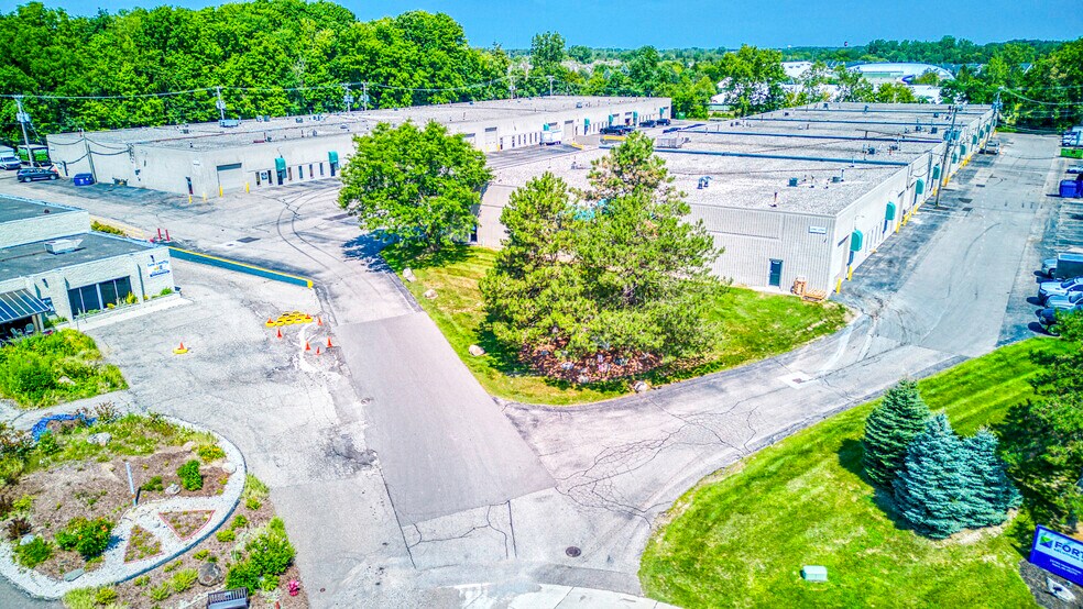 22783-22823 Heslip Dr, Novi, MI à louer - Photo du bâtiment - Image 3 de 5