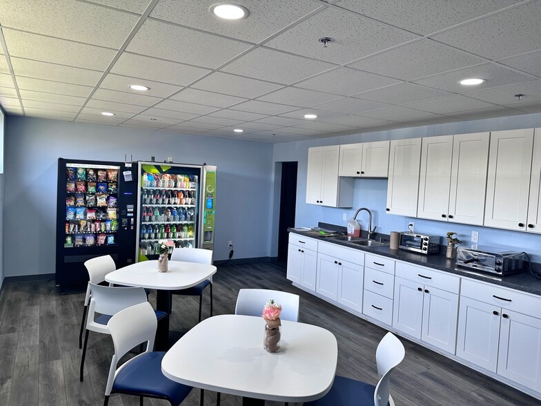 2210 Harrison Ave, Rockford, IL for lease - Interior Photo - Image 3 of 9