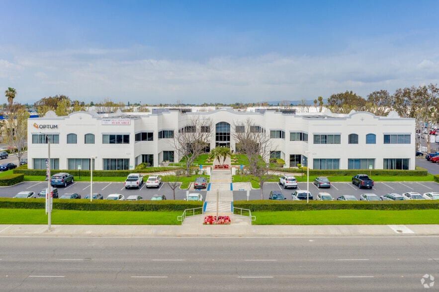 4281 Katella Ave, Los Alamitos, CA à louer - Photo du bâtiment - Image 1 de 18
