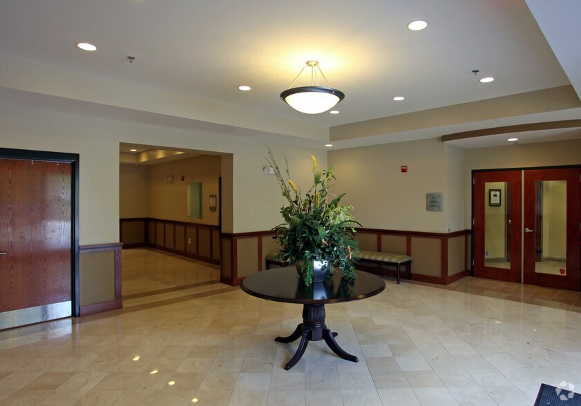 501 Eastowne Dr, Chapel Hill, NC à louer - Hall d’entrée - Image 2 de 13