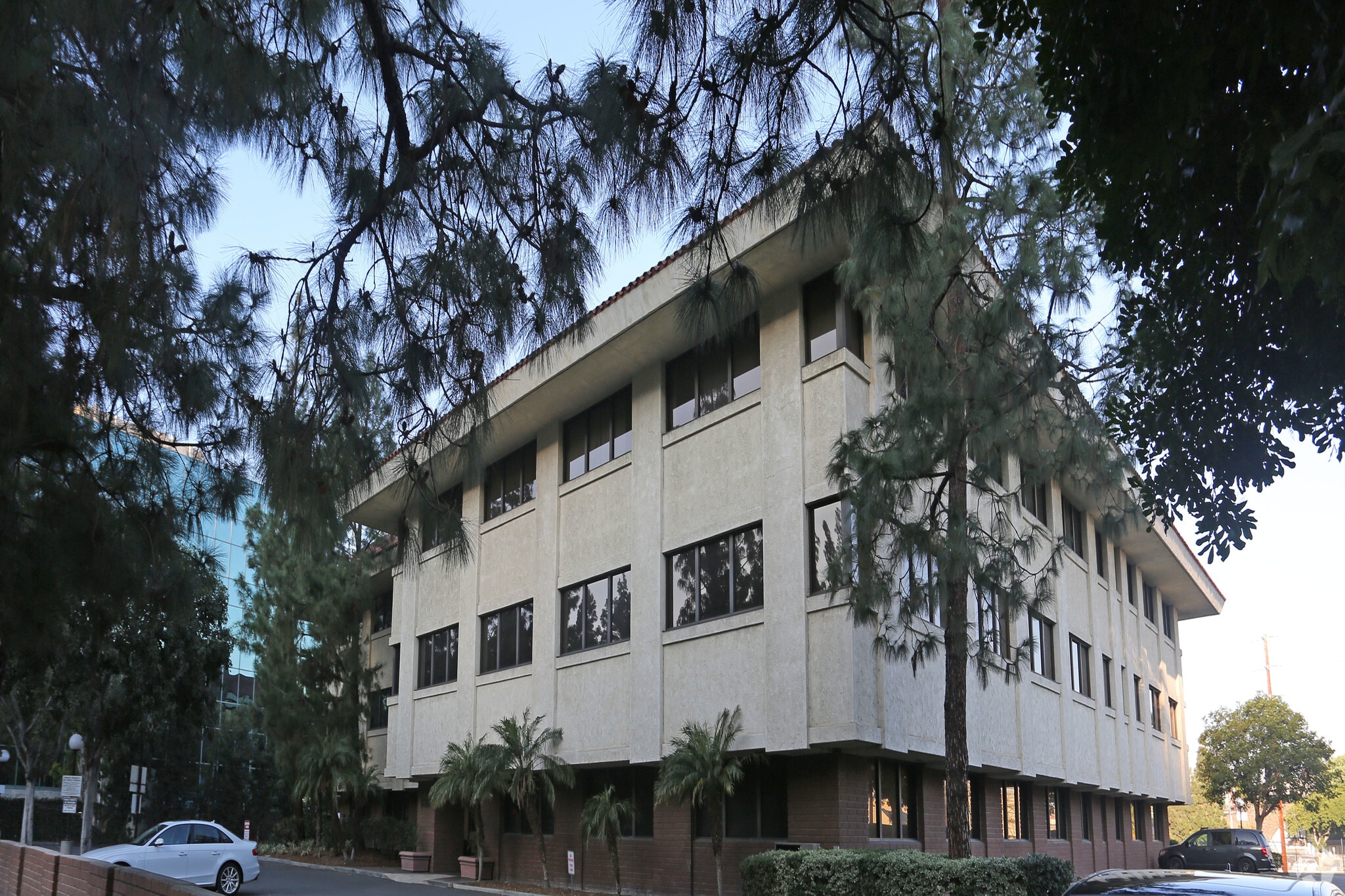 6767 Forest Lawn Dr, Los Angeles, CA for lease Building Photo- Image 1 of 4
