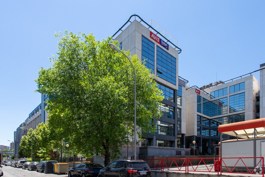Avenida de Manoteras, 32 C, Madrid, Madrid à louer - Photo du bâtiment - Image 2 de 4
