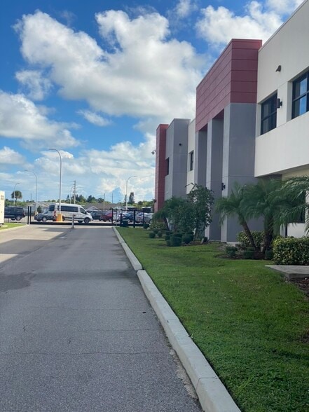 8600 Astronaut Blvd, Cape Canaveral, FL à louer - Photo du bâtiment - Image 3 de 12