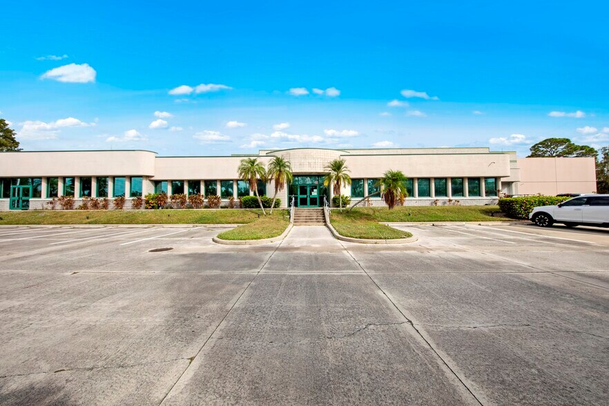 4747 Progress Ave, Naples, FL à vendre - Photo du bâtiment - Image 3 de 20