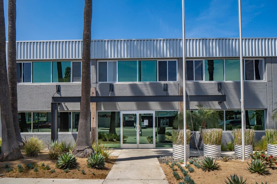 1945 Placentia Ave, Costa Mesa, CA à louer - Photo du bâtiment - Image 3 de 7