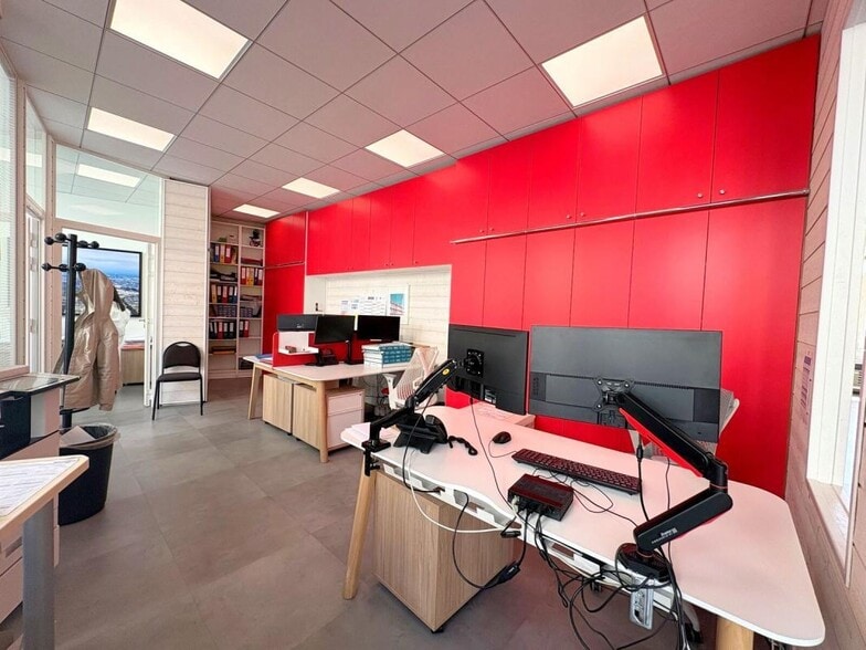 Retail in Saint-Germain-en-Laye for lease - Interior Photo - Image 2 of 8