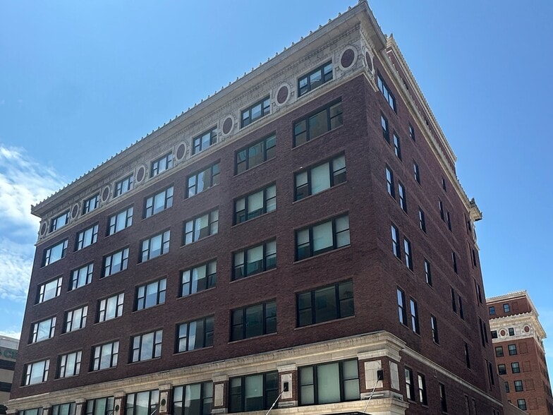 102 W 2nd St, Davenport, IA for lease - Building Photo - Image 3 of 11