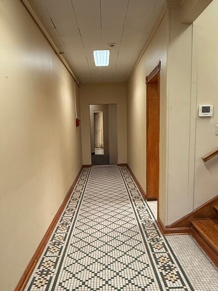 1225 7th St, Columbus, IN for lease - Building Photo - Image 3 of 12