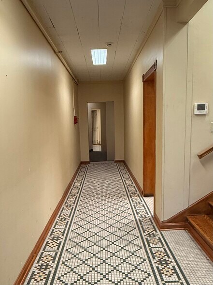 1225 7th St, Columbus, IN à louer - Photo du bâtiment - Image 3 de 12