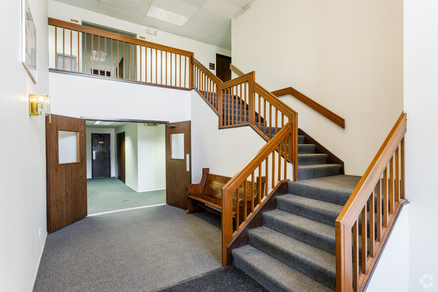 27620 Farmington Rd, Farmington, MI for lease - Lobby - Image 3 of 6