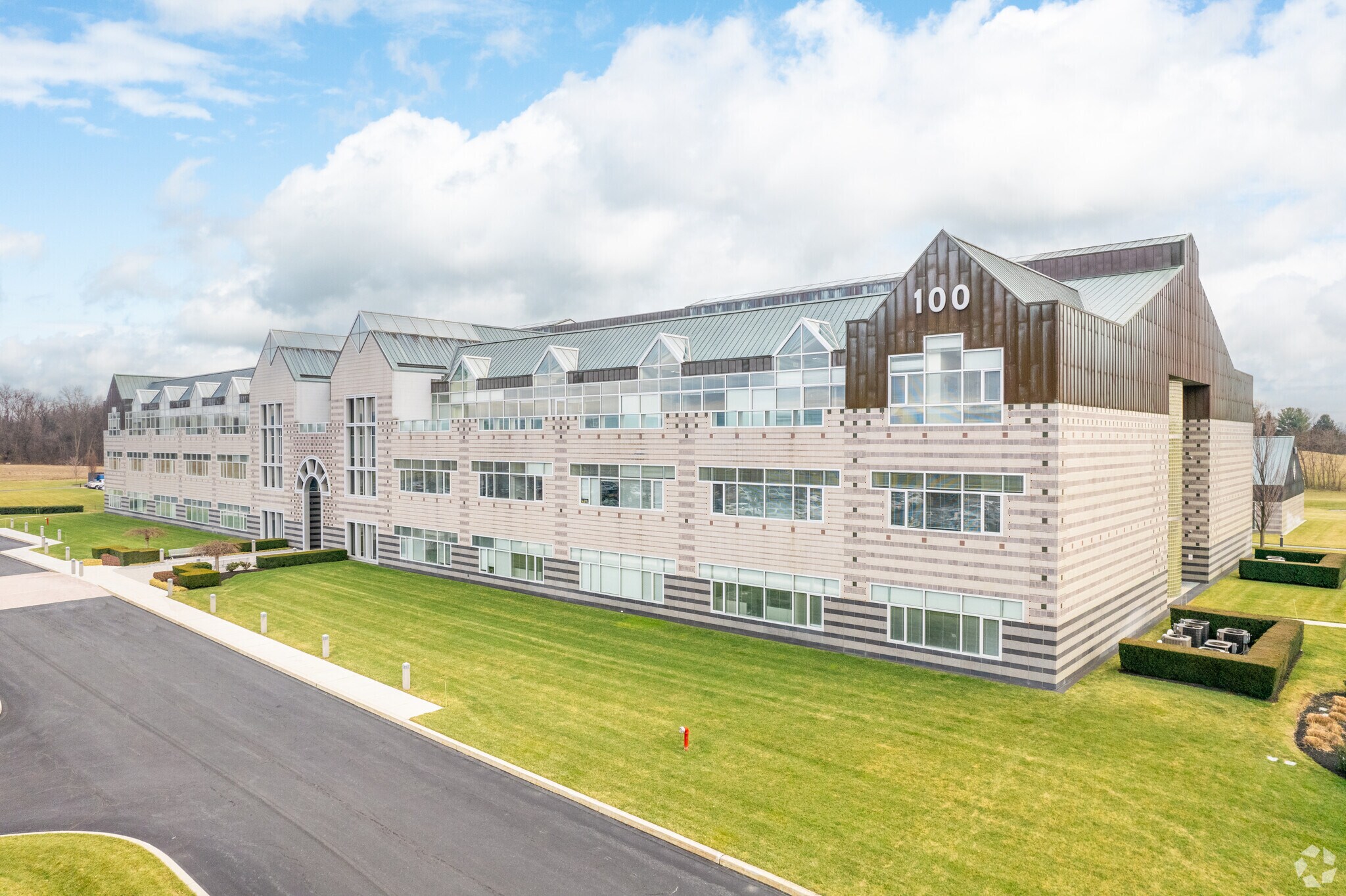 100 Sterling Pky, Mechanicsburg, PA à louer Photo du bâtiment- Image 1 de 21